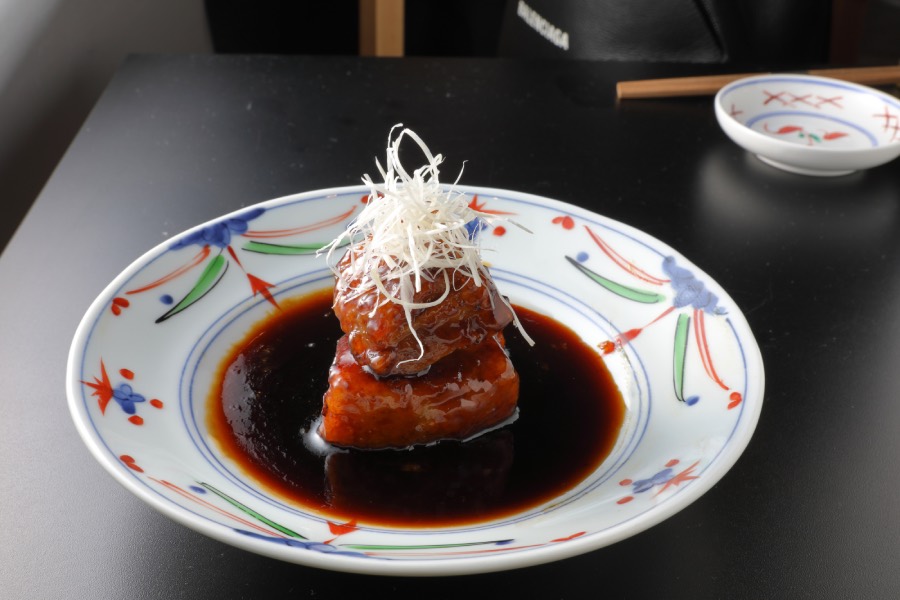 一番人気は箸で切れるほど軟らかな黒酢の酢豚1,280円。