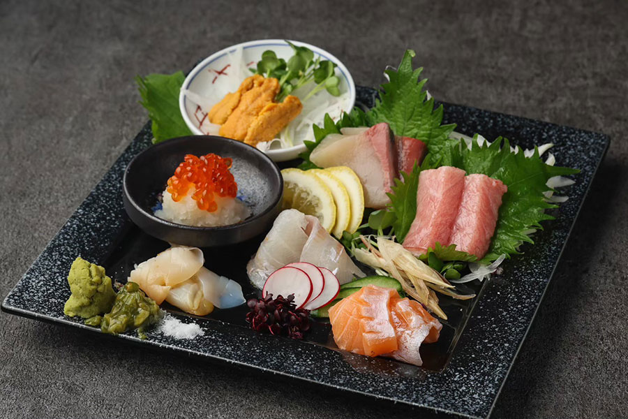 土佐しょうゆでいただくお造り盛り合わせ一人前1,280円（注文は二人前～）など鮮魚料理も充実。お通し代一人450円。