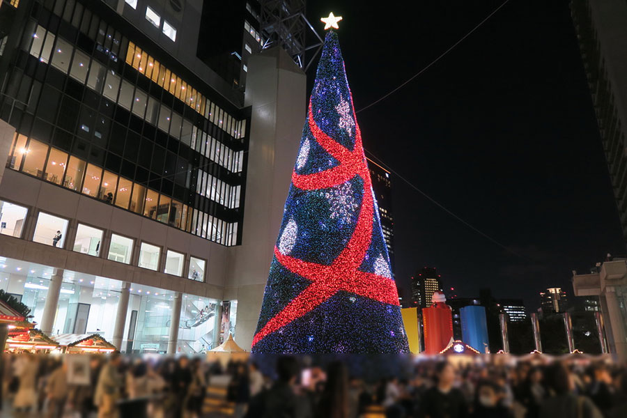 梅田スカイビル1F広場「ワンダースクエア」中央に光り輝くシンボルツリー（11月14日・大阪市北区）