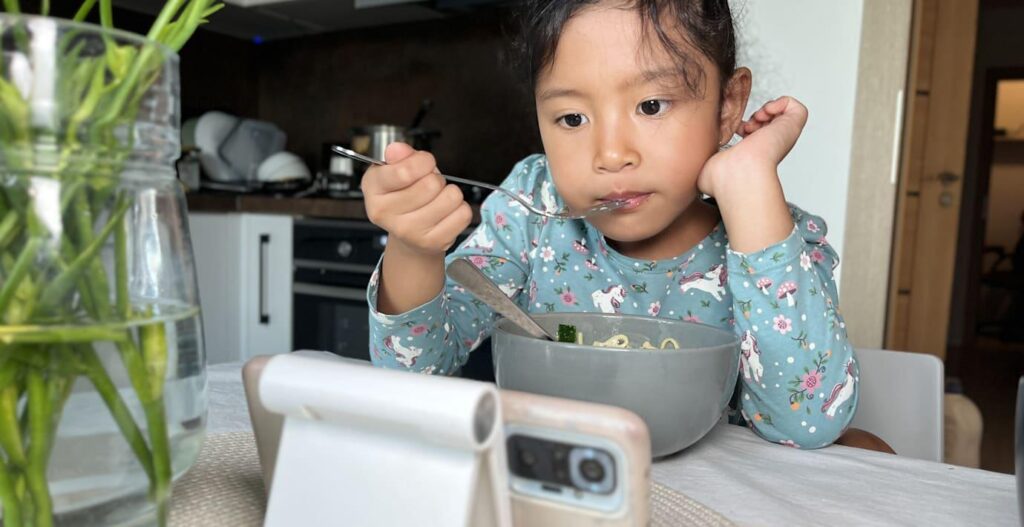 研究: ソーシャルメディアは子どもの集中力低下に関連している - コンピューターゲームやテレビには同じ効果はない