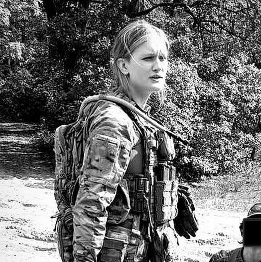 コールサインデルタ、安らかに眠れ、19歳のウクライナ人戦闘衛生兵。彼女はウクライナの IT コミュニティの一員で、キエフ経済学校で AI を学びました。戦争は私たちの最善を奪います