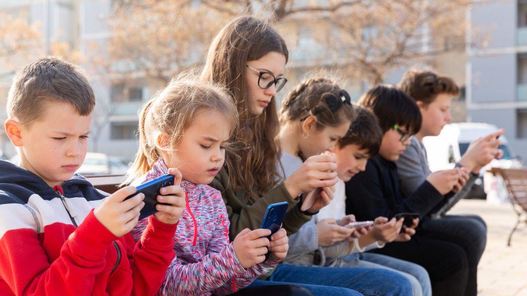 スロベニアでも若者向けSNS禁止？