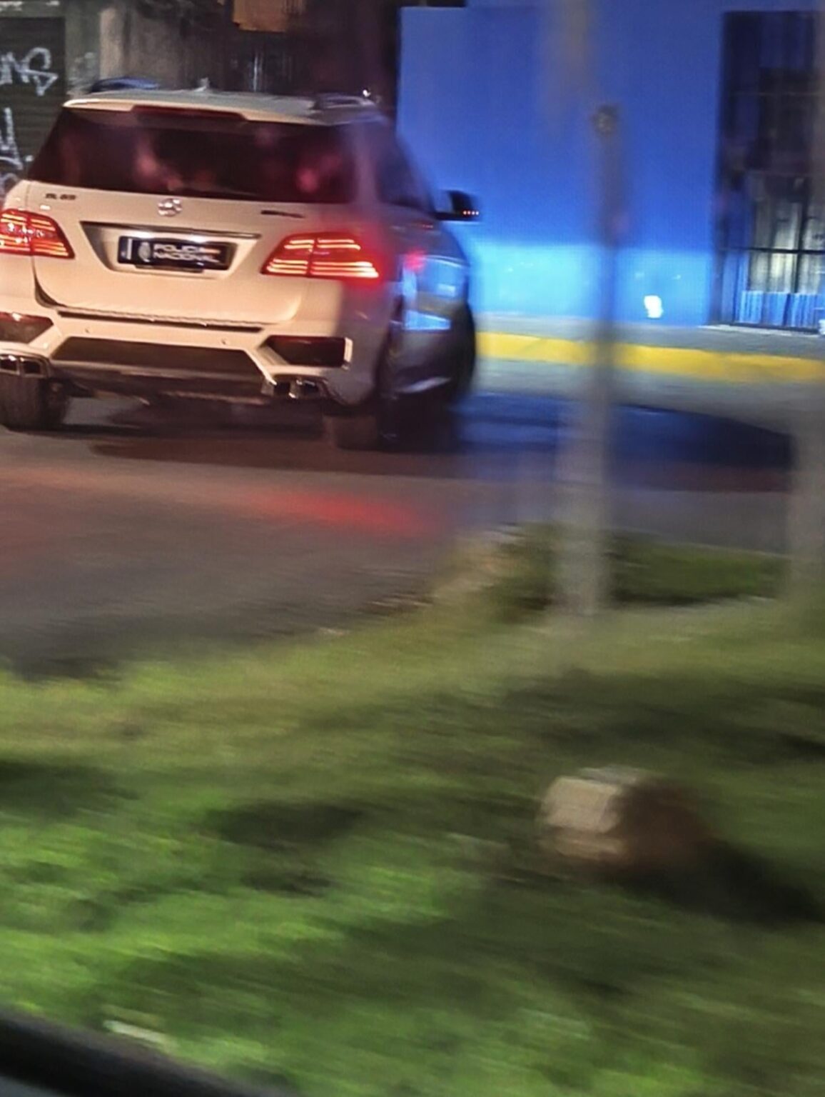 メキシコの国家警察のナンバープレートが付いた車
