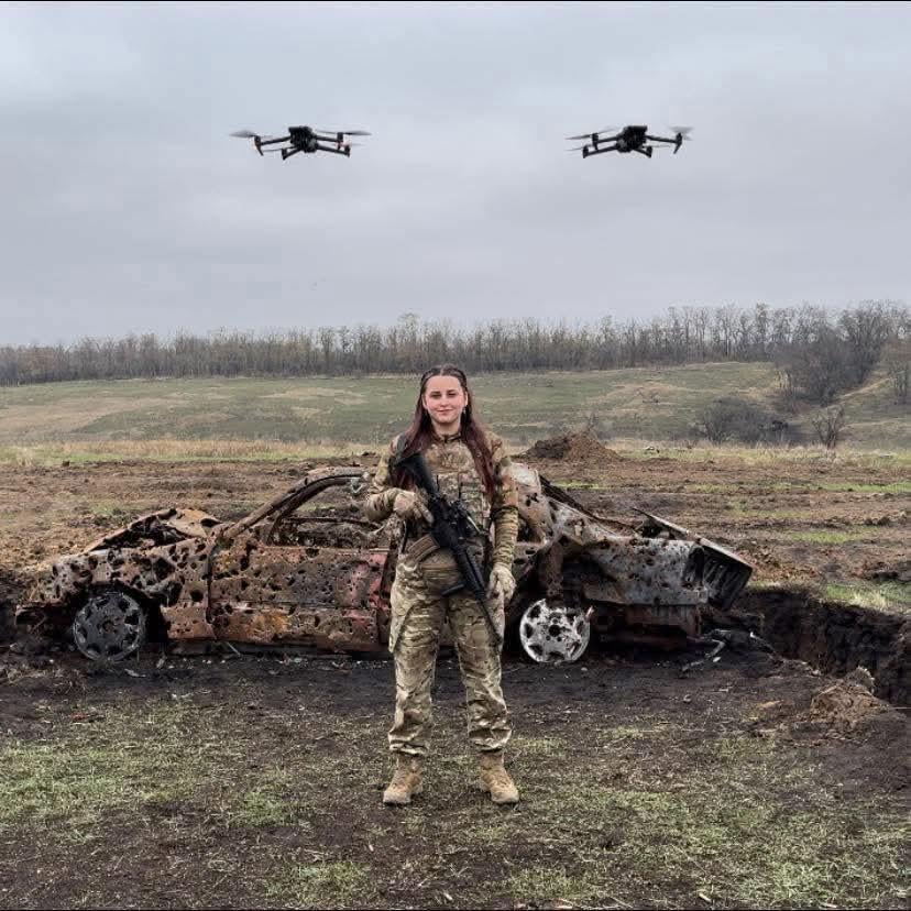 射撃場でライフルを構えるクセニア・マルコ - 彼女はウクライナ軍の第 67 独立機械化旅団の第 1 ライフル大隊の出身です。彼女は2014年からウクライナ軍に勤務している。