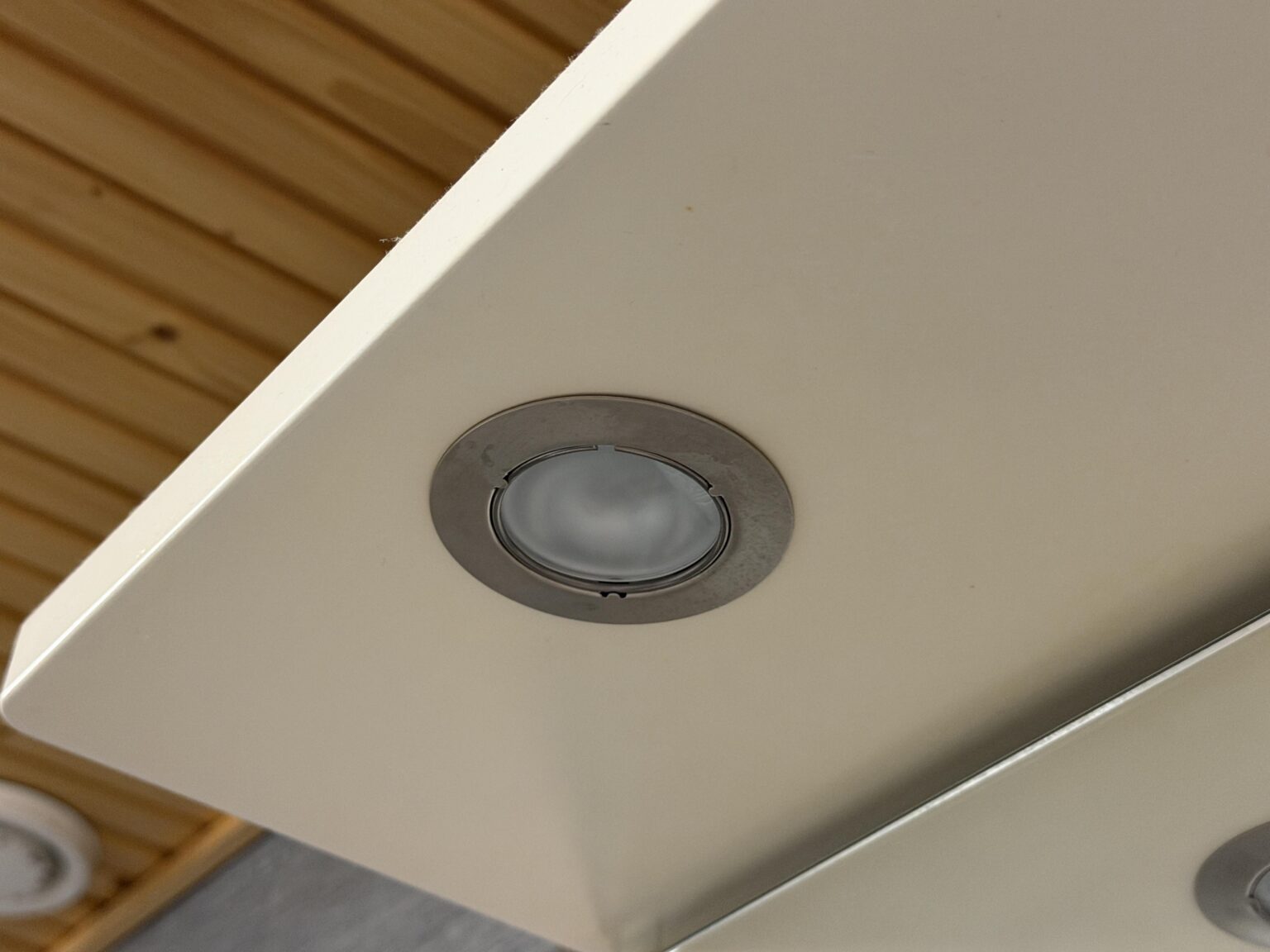 これらの電球を取り外すにはどうすればよいですか?