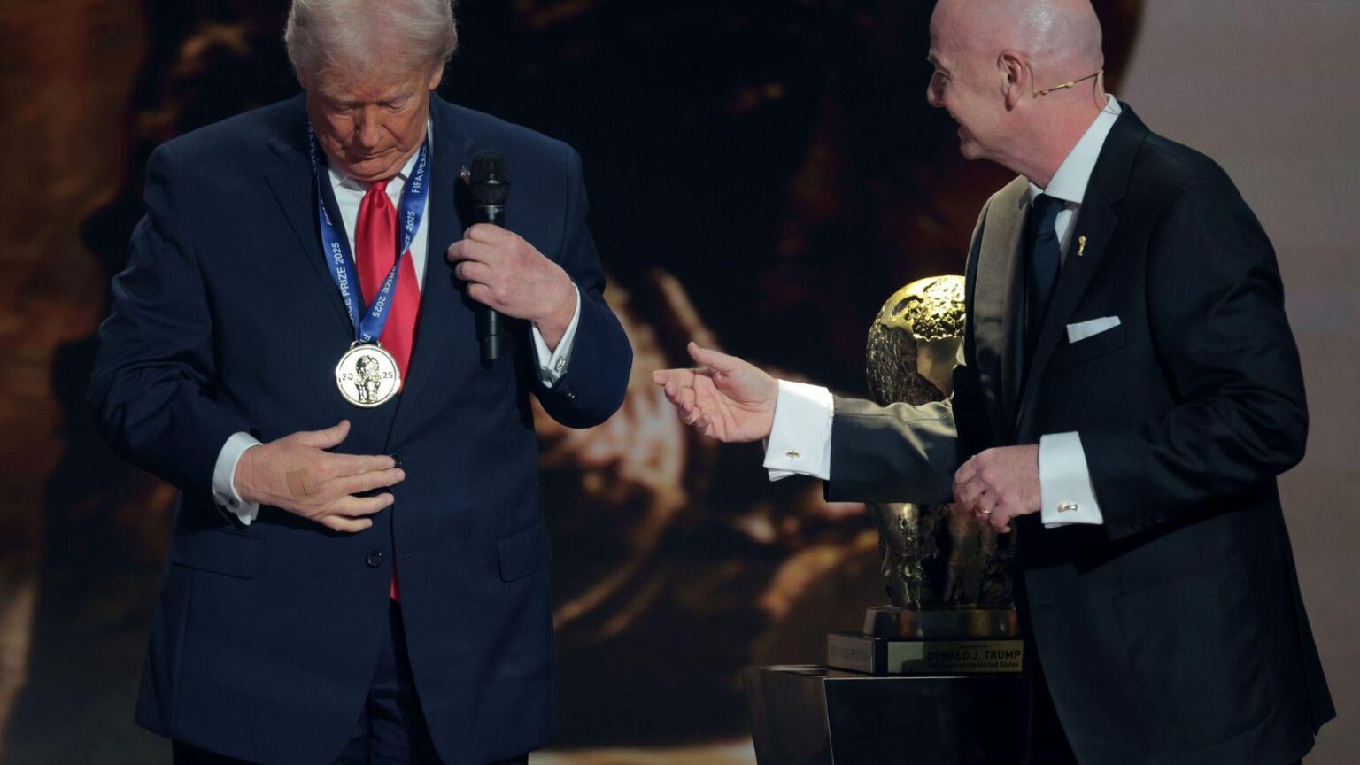 トランプ氏は平和賞を受賞し、すぐにメダルを首にかけた - 指標