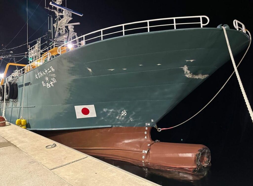 操船中に居眠りし、総トン数120トンの漁船が防波堤に衝突…乗組員10人が首の骨折など重軽傷、機関長は現在も入院中 「眠気を感じず、睡眠時間も十分確保できていた」一等航海士の男性を書類送検 | BSS山陰放送