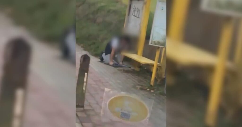 「あそこでタバコを吸っていたら誰も気にしなかっただろう」：祈っているところを撮られたバス運転手（22）、解雇後に反応