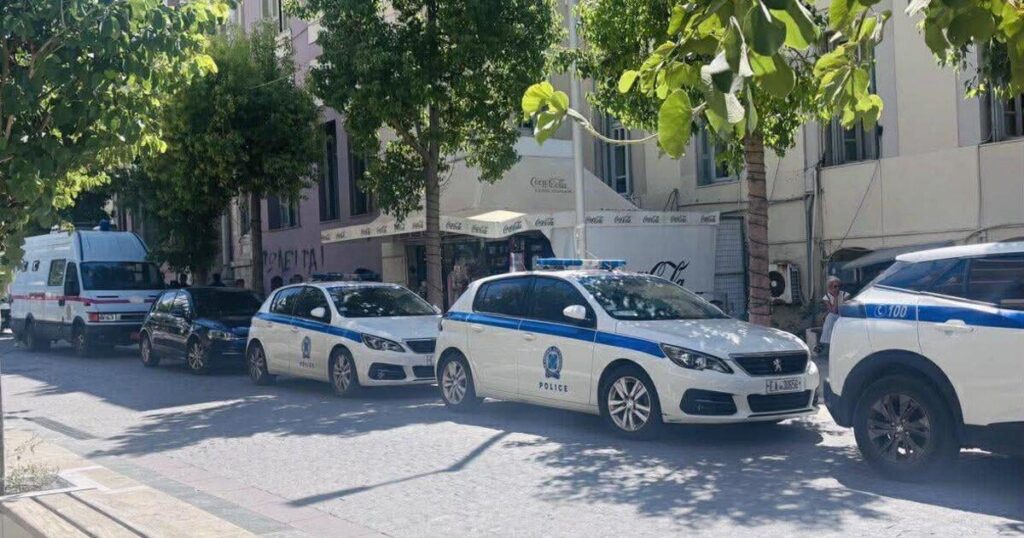 イラクリオン：スーパーマーケットで暴れまわった後、ナイフを持って客を追いかけた半裸の男が拘置所で警察官に噛みつきようとした―仮釈放なしの懲役9年半の実刑判決