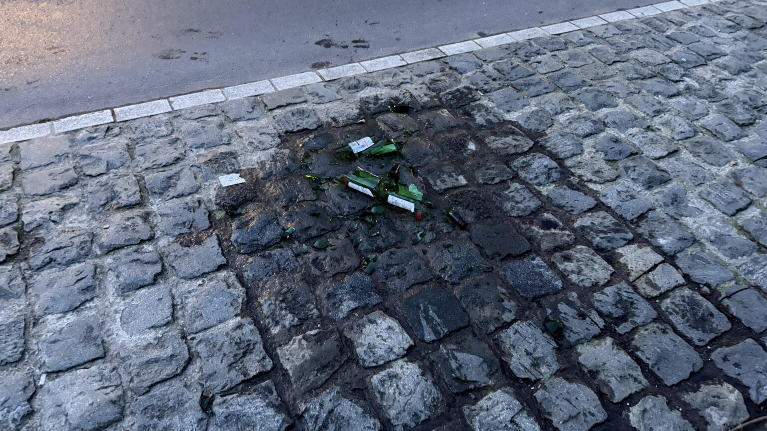 カルフールについて暴言を吐くと、ひどい配達サービスです。割れたボトルを路上に放置するのは無責任で危険です。