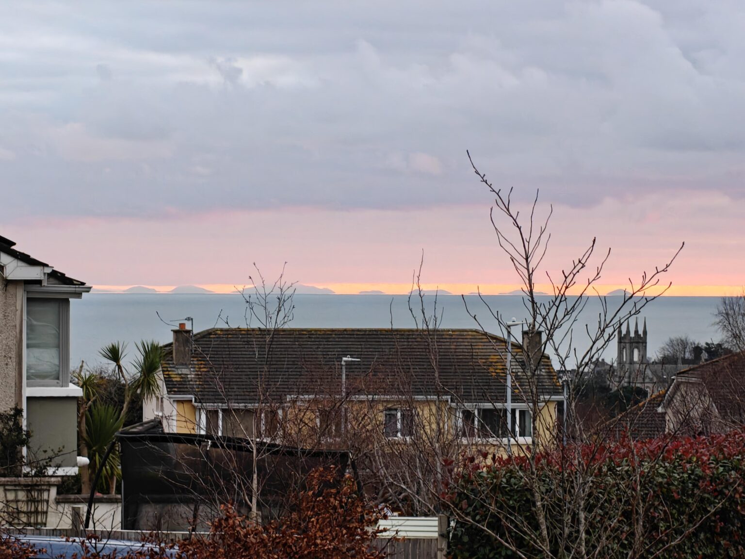 アイルランドから見えるウェールズの山々