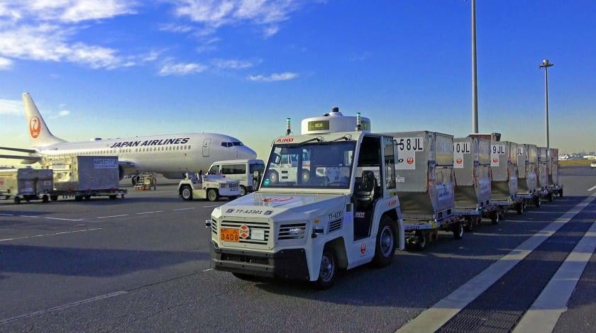 国内初、JALが羽田と成田で貨物搬送を完全無人化 自動運転レベル4の貨物牽引車を実用に
