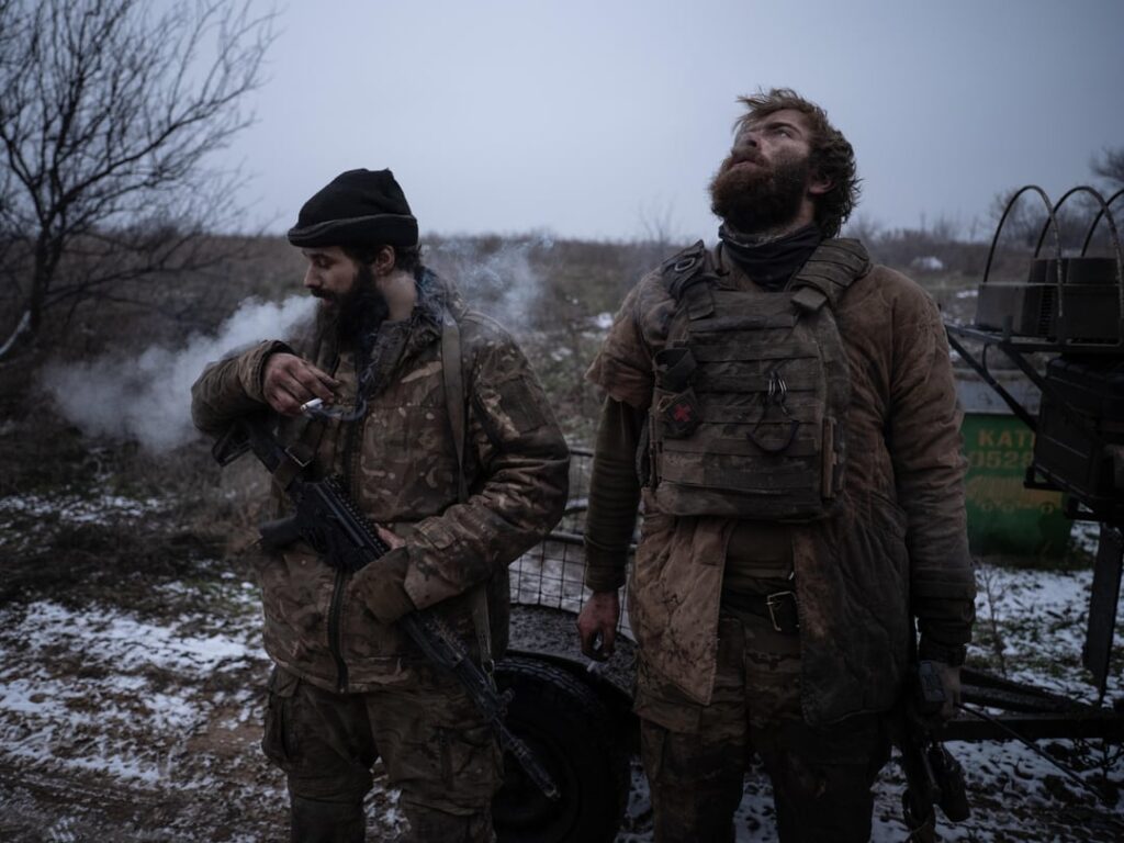 ウクライナ軍の兵士たち、これは彼らが130日間戦った最前線の陣地を離れた後のことでした。また、2か月間近くの陣地にいたロシア人捕虜も避難させた。