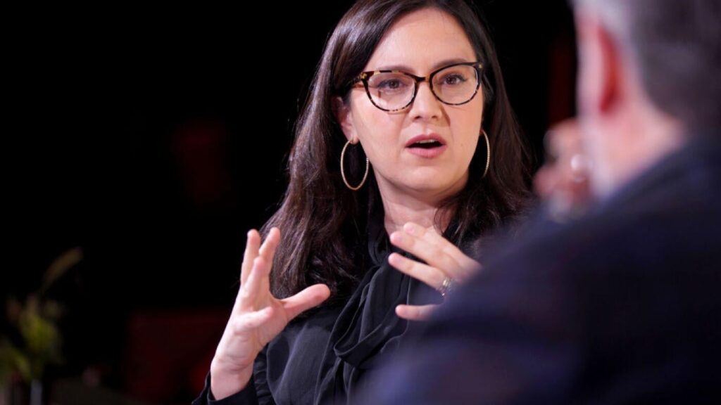 CBSニュースの責任者バーリ・ワイス氏が「60ミニッツ」の記事を撤回し、抗議の声が上がる