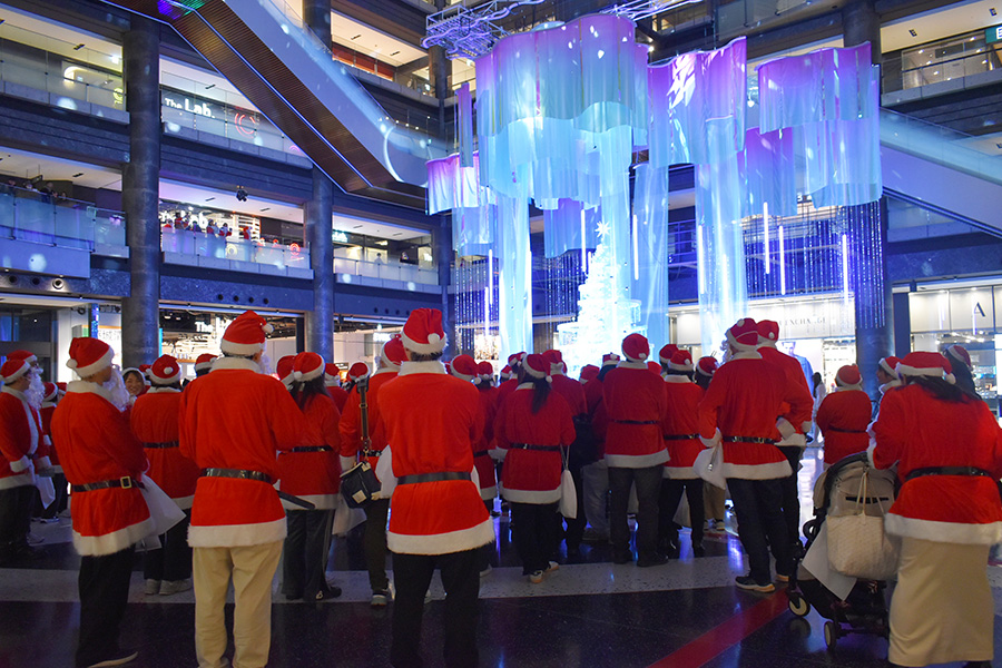 ゴール地点の「グランフロント大阪」のツリー前にて（Lmaga.jp撮影）