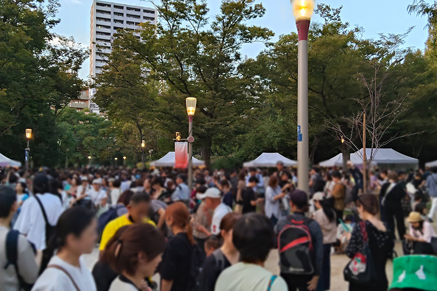 アフター万博イベント『世界横丁』開催で混雑する「靱公園」（10月17日・17時頃／Lmaga.jp撮影）