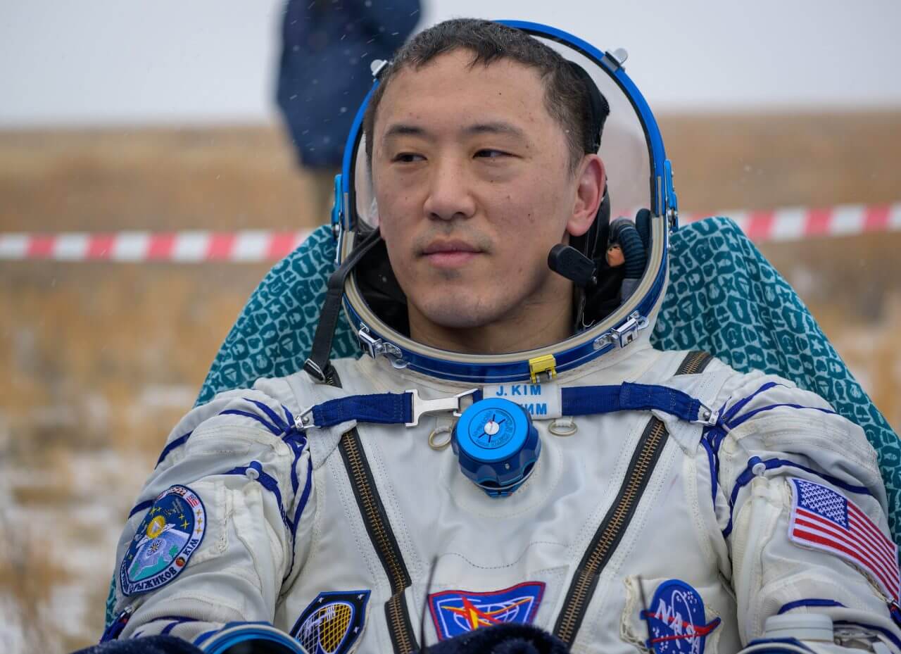 「Soyuz MS-27」宇宙船で帰還したNASAのJonny Kim宇宙飛行士（Credit: NASA/Bill Ingalls）