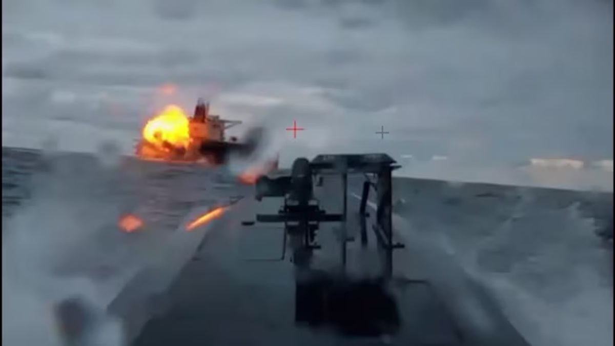 ウクライナの保安当局が10日に公開した動画から取った画像。黒海でウクライナの無人艇攻撃を受けたロシアの石油タンカーが映っている/Security Service of Ukraine