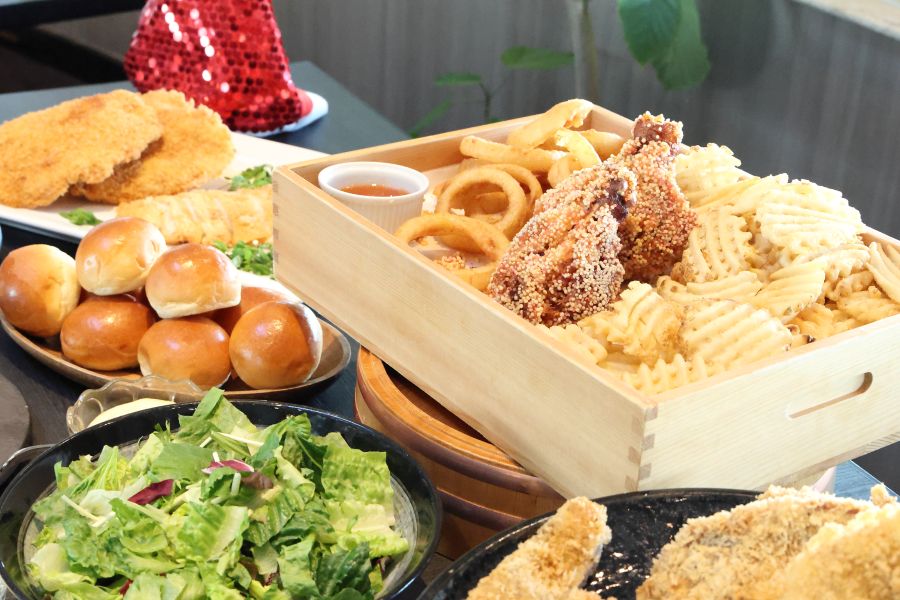 チキン好き集まれ！難波で「色気より食い気」な「クリスマスチキン食べ放題」パーティー | Lmaga.jp
