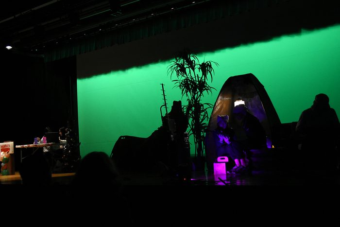 平和劇「HIMEYURI 伊原第3外科壕の奇跡」を演じる安岡中学校演劇団の生徒ら。右の戦時中の女子学徒が左側の現代の中学生と偶然、交信している場面