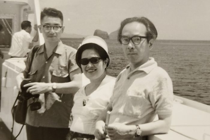 安田進さん（左端）と日本大学芸術学部教授を務めた貴島清彦氏（右端）（提供）
