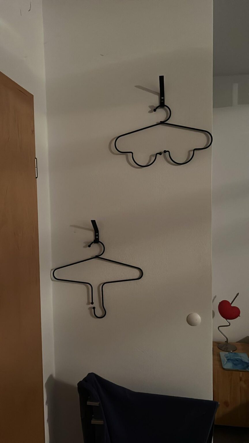 ドイツでairbnbを借りたところ、壁にこれを見つけました