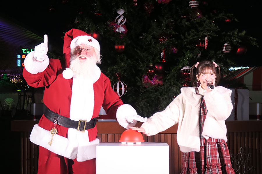 『クリスマスマーケットin大阪 てんしば2025』初日の点灯式に登場したサンタクロースともえあず（11月28日・大阪市天王寺区）
