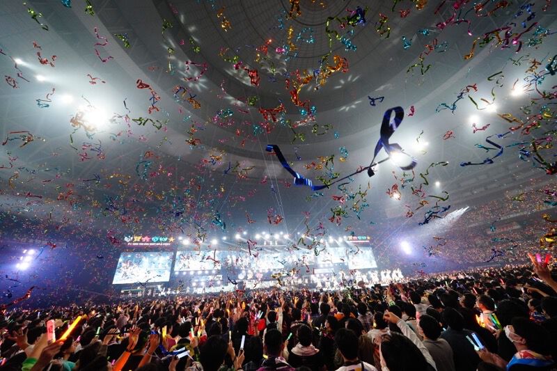 『アイマス』“MOIW2025”1日目リポート。女性陣による『宵闇のイリュージョン』や、『SideM』のアイドルによる『Orange Sapphire』など、20周年のお祭りにふさわしい大盛り上がり | ゲーム・エンタメ最新情報のファミ通.com ロゴジャック広告