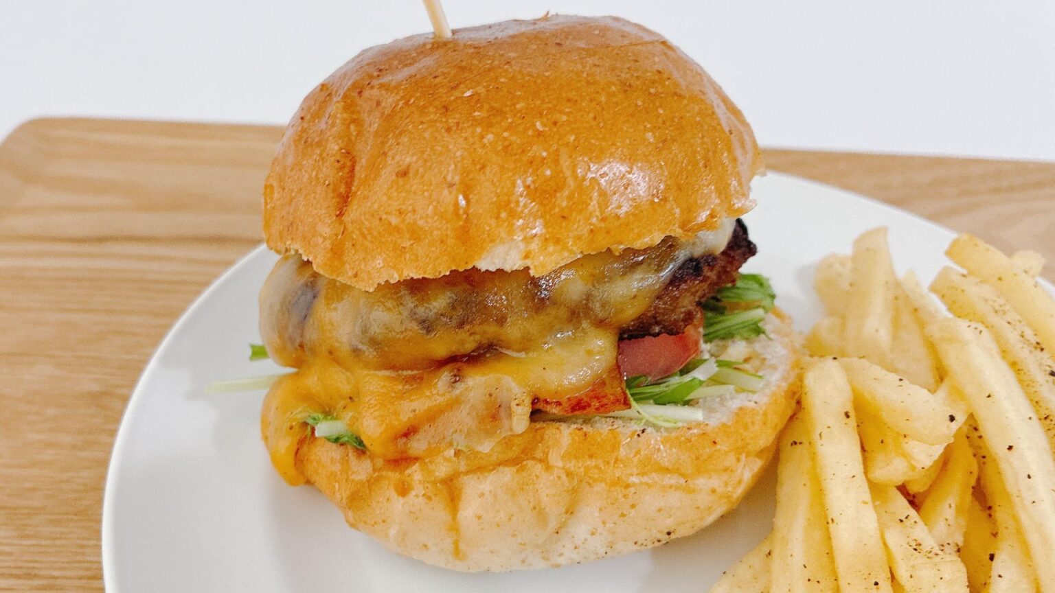 【京都市北区】箱を開けた瞬間笑顔になる！肉汁あふれる本格チーズバーガーをテイクアウト（みやこ） - エキスパート - Yahoo!ニュース