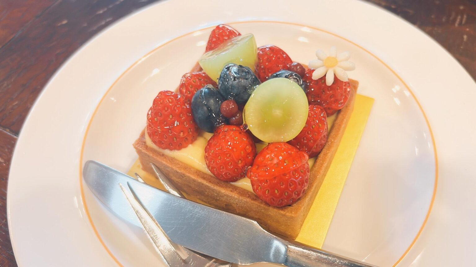 【桑名市】選びきれないほどたくさんの紅茶と共に！クリスマスムード漂う店内でおいしいケーキを（ともろん） - エキスパート - Yahoo!ニュース