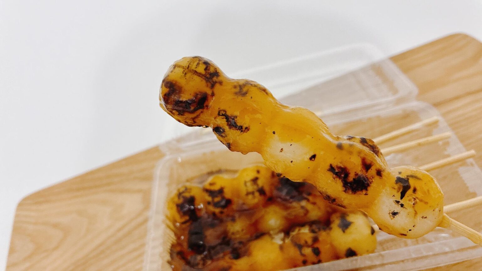 【京都市山科区】香ばしい香りがたまらない！注文後に焼き上げる老舗和菓子店の絶品みたらし団子（みやこ） - エキスパート - Yahoo!ニュース