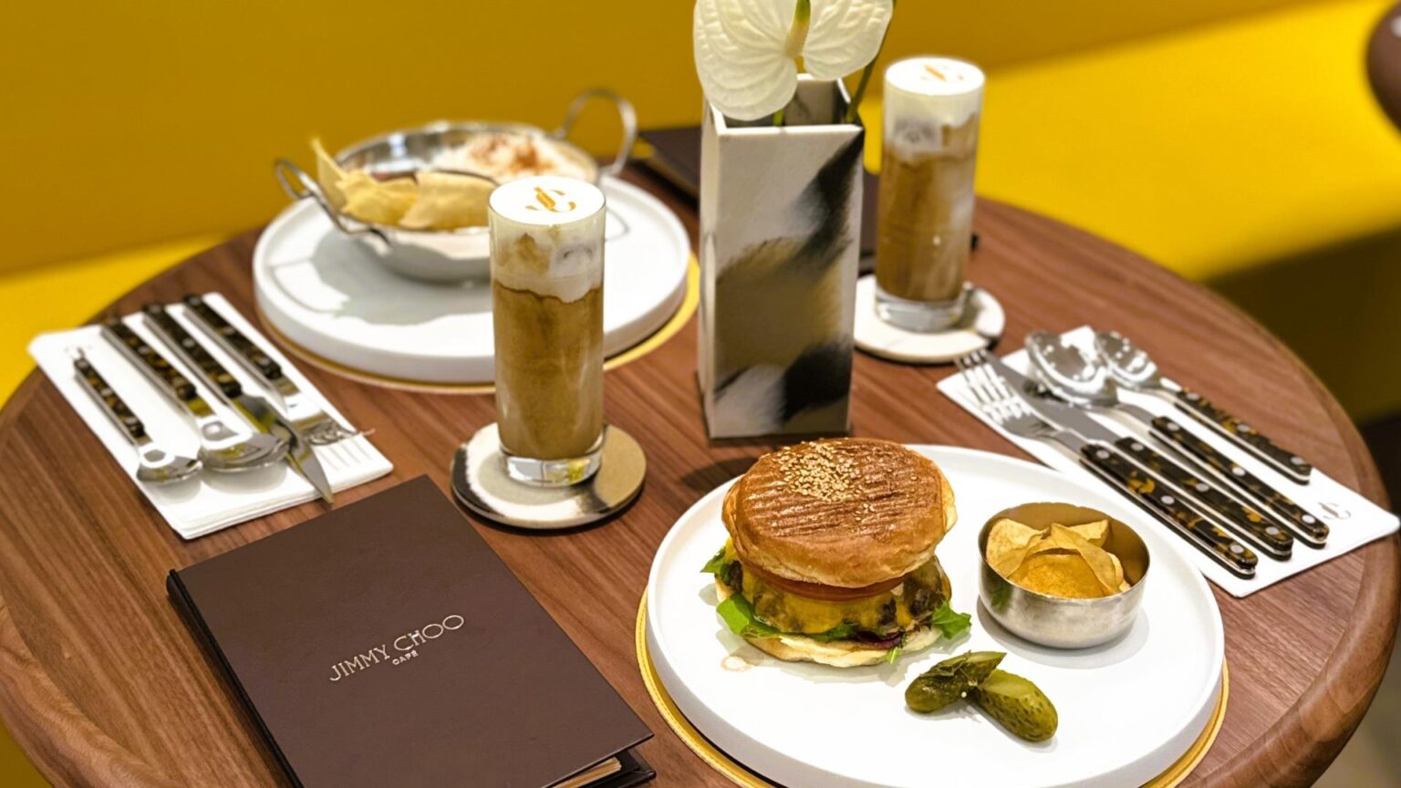 【英国ラグジュアリーブランドの世界観】ジミー チュウ カフェが阪急メンズ大阪にオープン!メニュー紹介（くろにゃん） - エキスパート