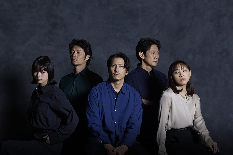 【劇評！】現代イギリス演劇の到達点を示す別次元の傑作『スリー・キングダムス Three Kingdoms』、日本初演が開幕！ |キネマ旬報WEB