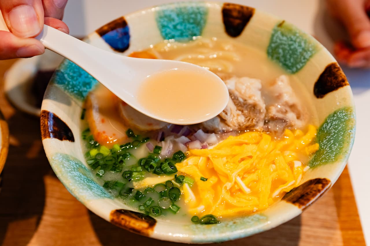 【ジャングリア沖縄近く】沖縄そばカフェ「ととと」NEWオープン！あっさり豚骨白湯そば＆カフェメニューを堪能（今帰仁村）