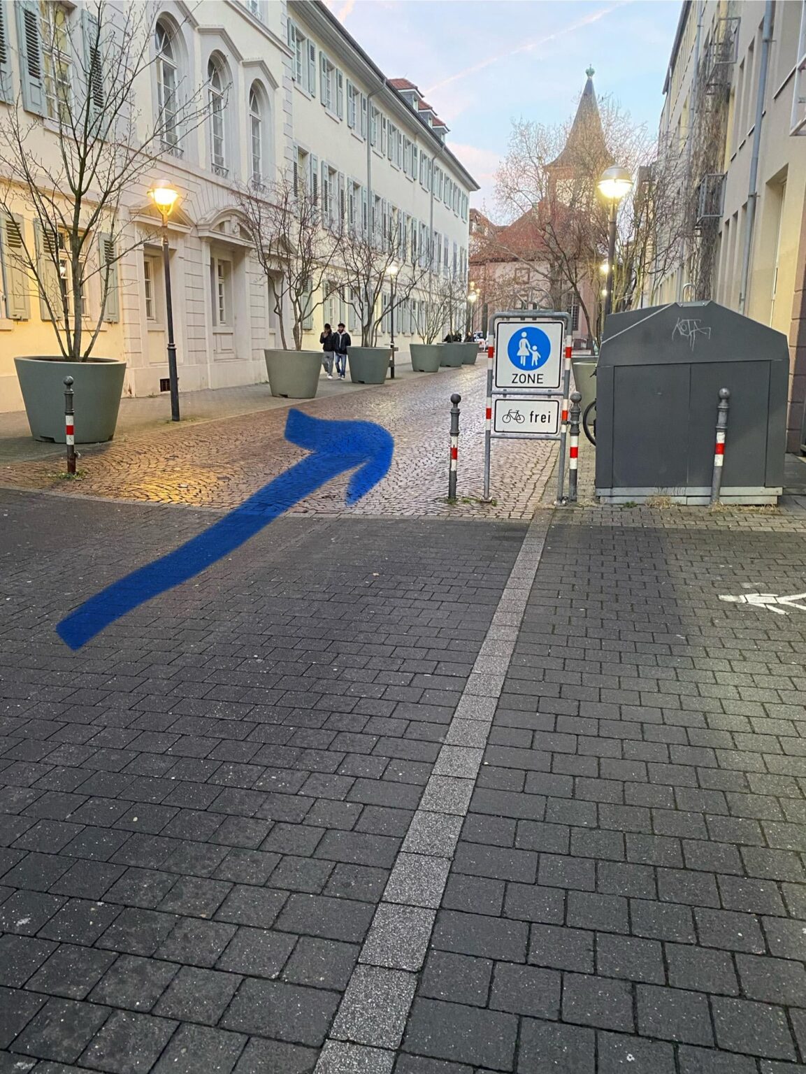 この道路、私が青い矢印を描いた道を車が通るべきでしょうか？