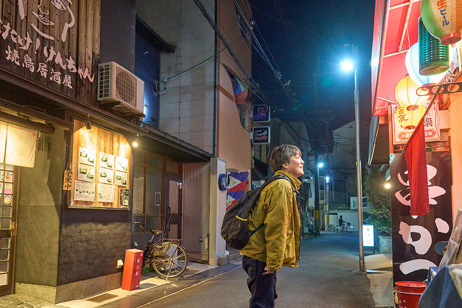 ニンテンドーミュージアムで話題の小倉へ──宇治の知られざる飲みエリアを、スズキナオが巡る[PR] | Lmaga.jp