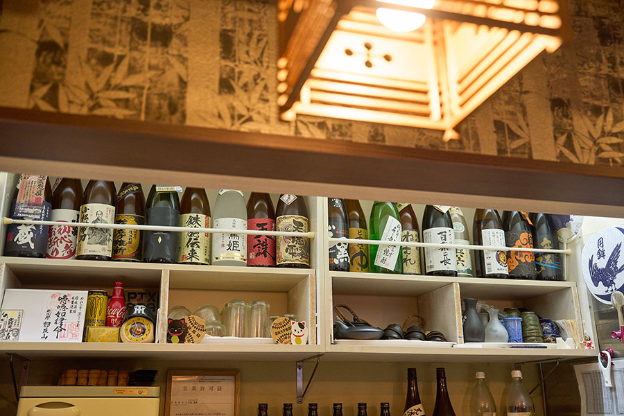 焼酎に魅入られた店主・田島寛興さんが厳選した銘柄が並ぶ
