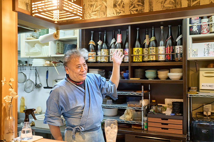 焼酎に合う料理を希望に応じて作ってくれる田島さん