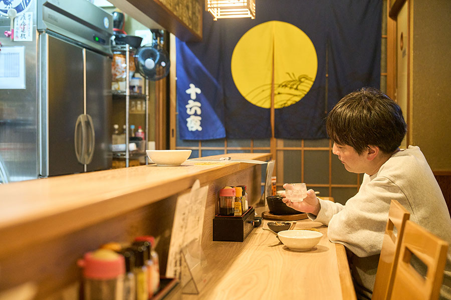 あえて店の奥にかけられたのれんのお月様が素敵だ