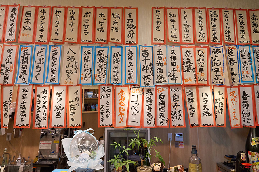 「見上げると首が痛い」とお客さんがぼやくほど、たくさんのメニュー