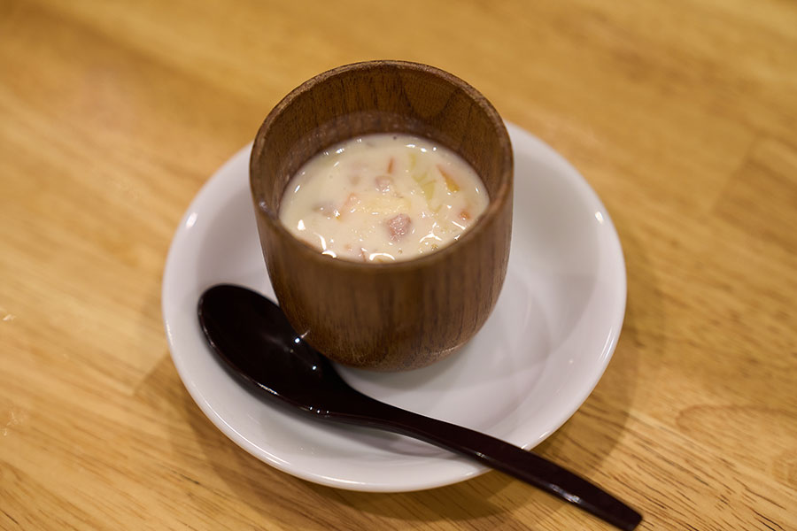 寒い季節のつき出しは温かいスープや茶碗蒸し。この心遣いがうれしい