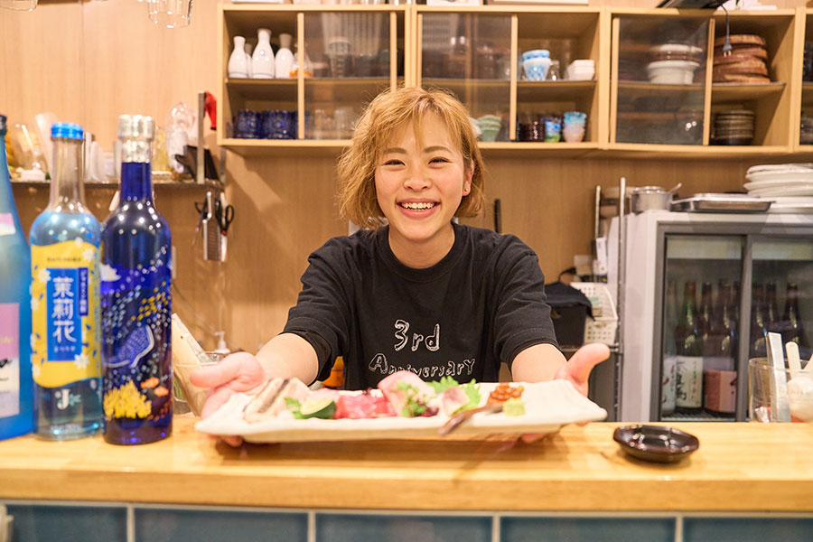 若い頃から酒場の賑やかな雰囲気が好きだったという店主の市田彩乃さん