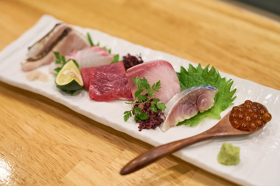 お造りの盛り合わせは、その日の仕入れによって内容が変わる（お造り3種盛り1200円）