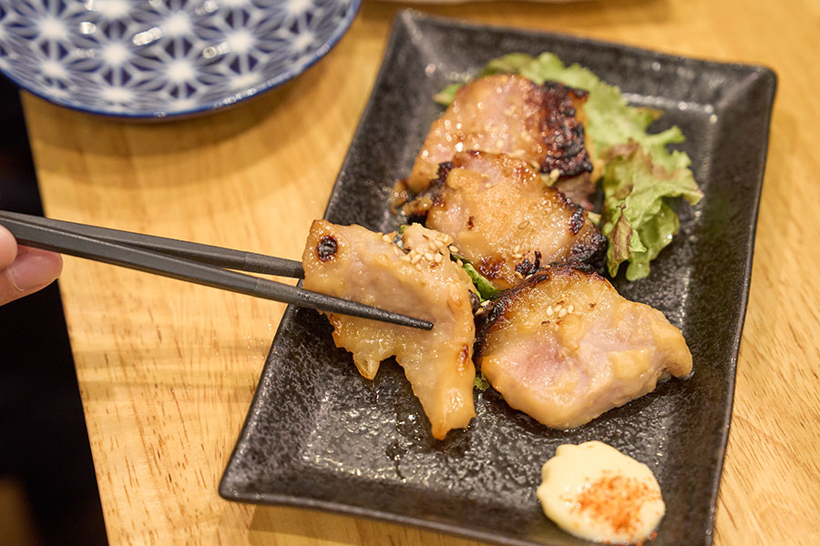 濃厚な風味の「豚バラ西京焼き」（700円）などお肉系メニューも充実
