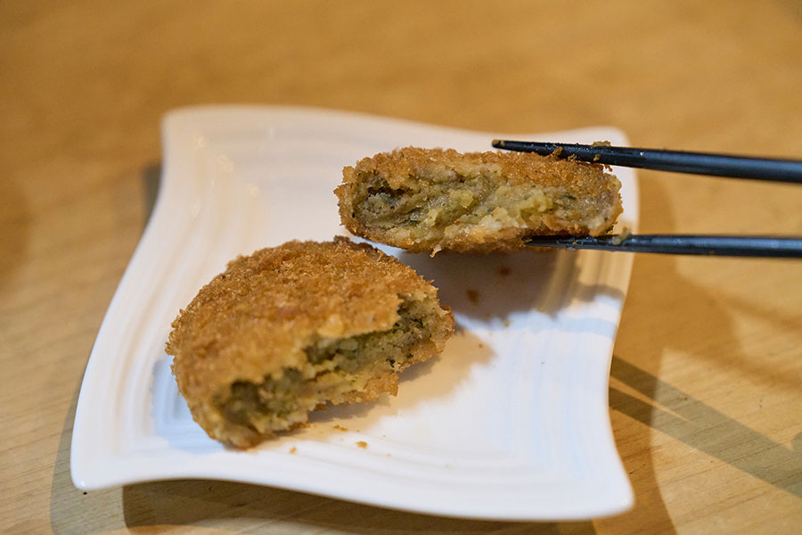 宇治の老舗「森半」の茶葉を使った「宇治茶コロッケ」（1個250円）はほんの少しの辛味がアクセントに