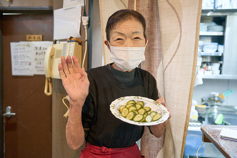 「おかんのきゅうりぬか漬け」（400円）を運んでくださったお母さん