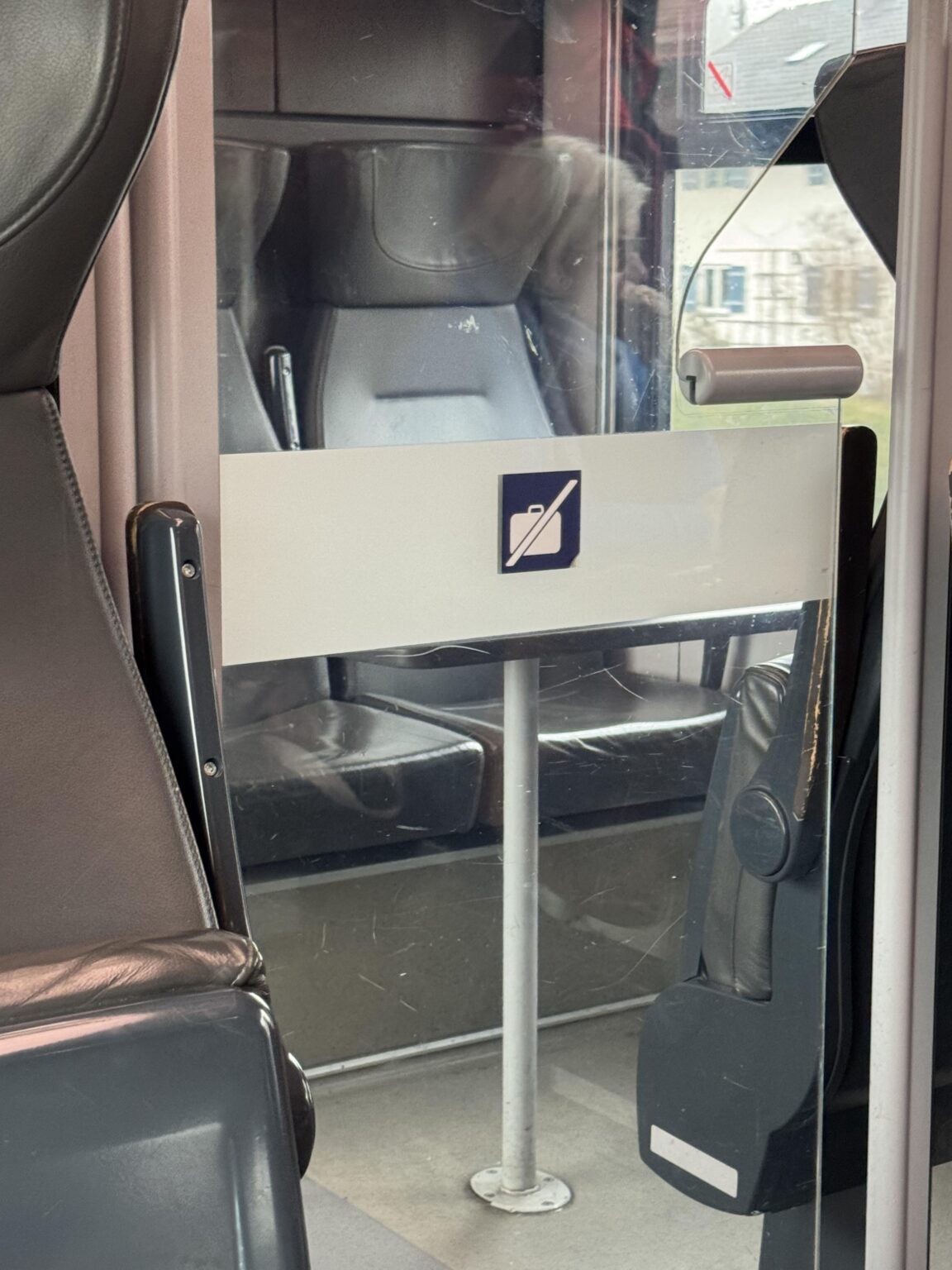 この標識は、RE 列車の最初の客室に荷物を持ち込めないことを意味しますか?
