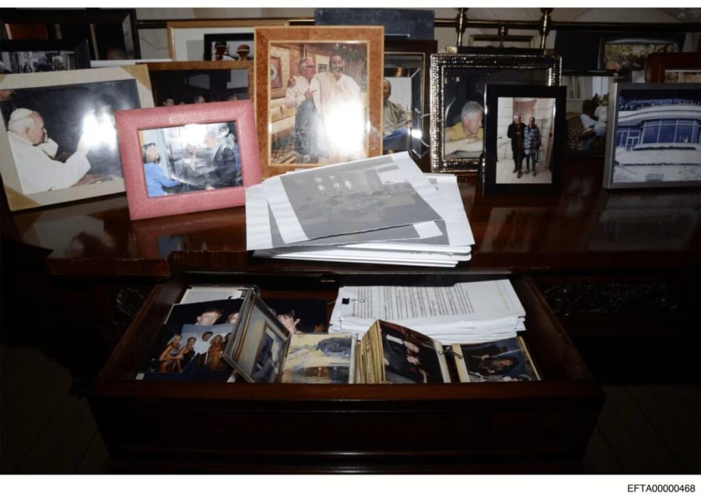 トランプ氏の写真が写った画像、米司法省の「エプスタイン文書」サイトから削除か