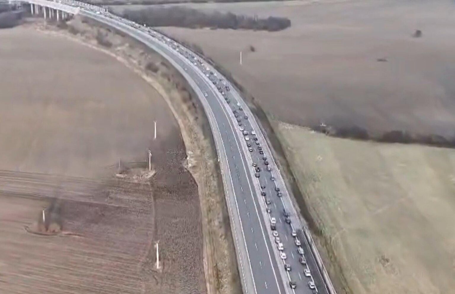 Slovenskooo、Slovenskoo、heeja、heeja、heeja スロバキア: ヴィシュニョヴェ トンネルによってストレチノ下の道路の問題は緩和されましたが、交通規制は D1 高速道路が完成していないセクションに移動しました。