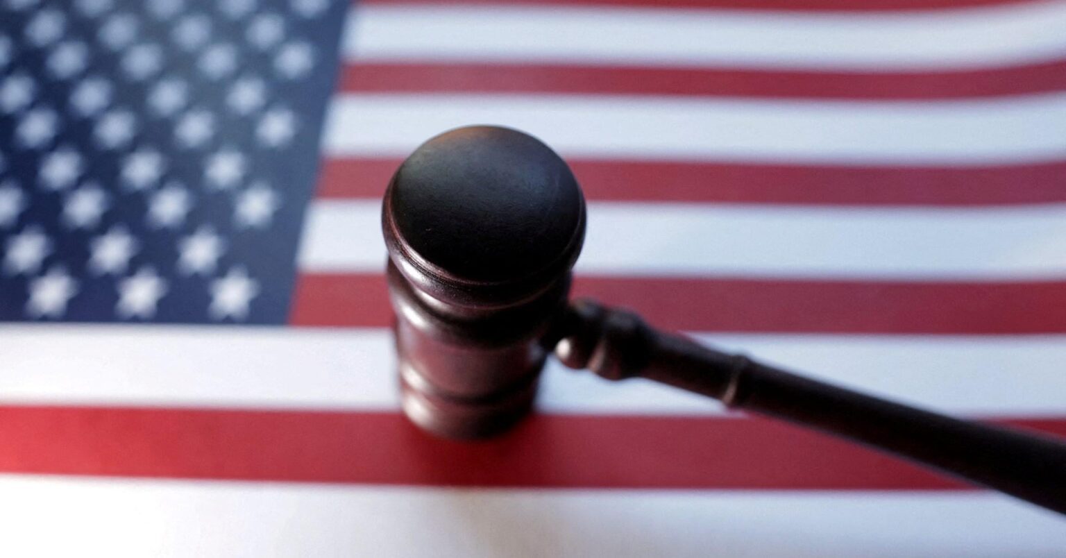 裁判官、米国による英国の反偽情報活動家の拘束を阻止する差し止め命令を認める